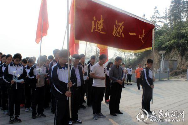 涟源一中在洪水岭烈士纪念园举行清明祭扫活动