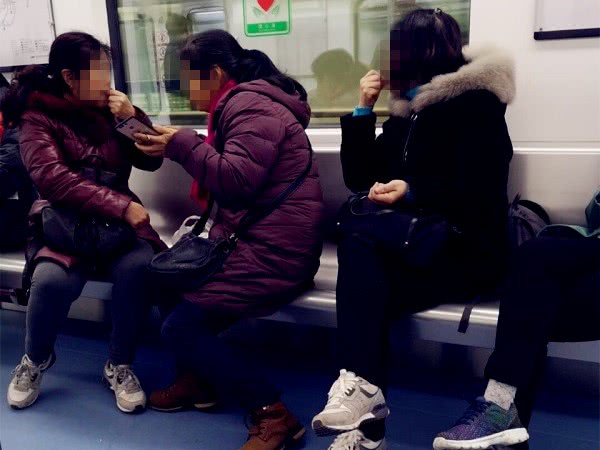 四位大妈车厢内嗑瓜子还乱扔 网友:像开联欢会
