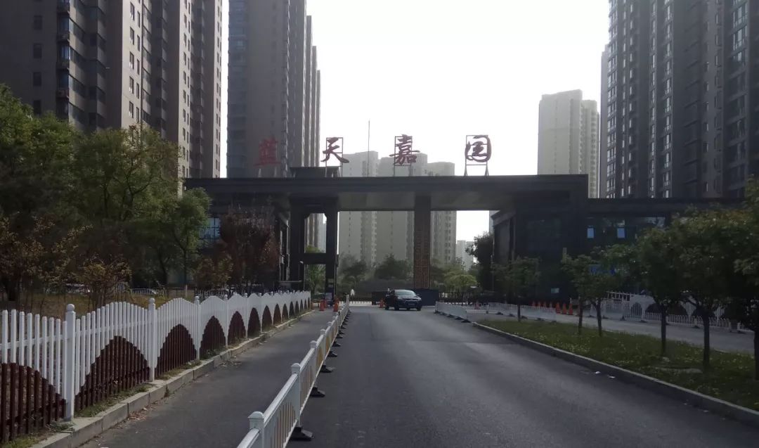 蓝天嘉园活动场地太小,老人们盼望小区外空地建公园