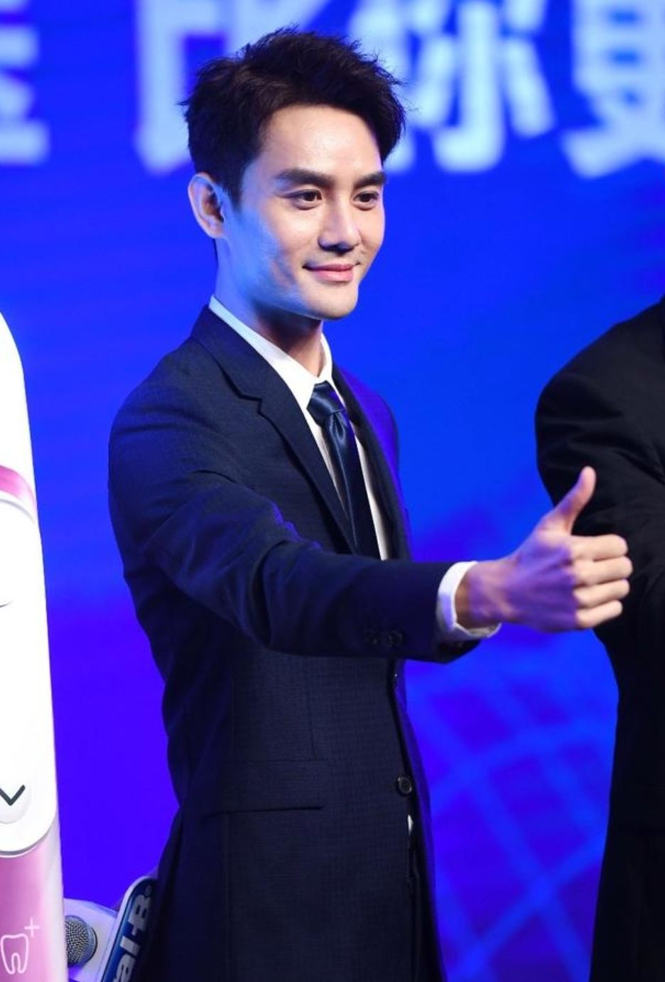 王凯最新活动照,每个动作都好有礼貌,笑起来很好看!