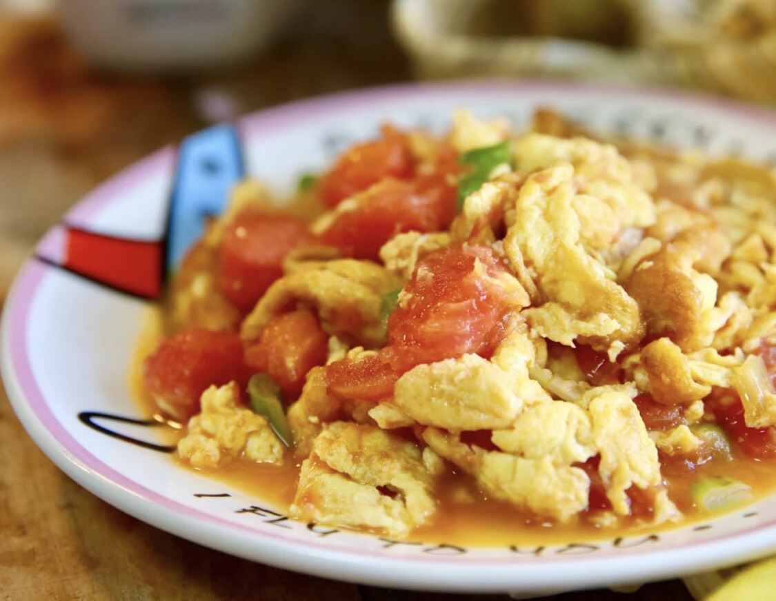 西红杮炒鸡蛋是简单家常菜,别下错顺序,不然鸡蛋不香西红柿不鲜