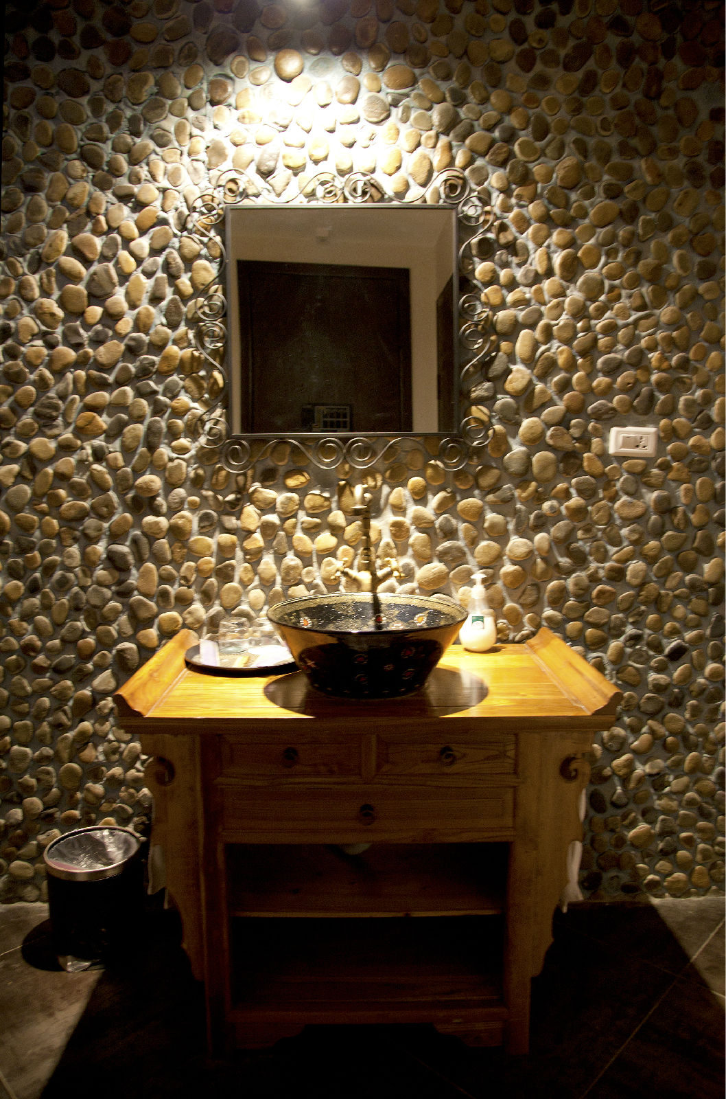 除了贵阳南江大峡谷,黔东南苗族侗族自治州千户苗寨,河水清澈的知名