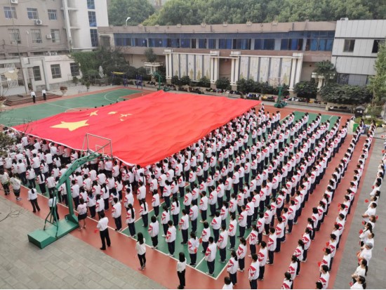 礼赞新时代,祝福新中国!贵阳十中献礼祖国70年华诞