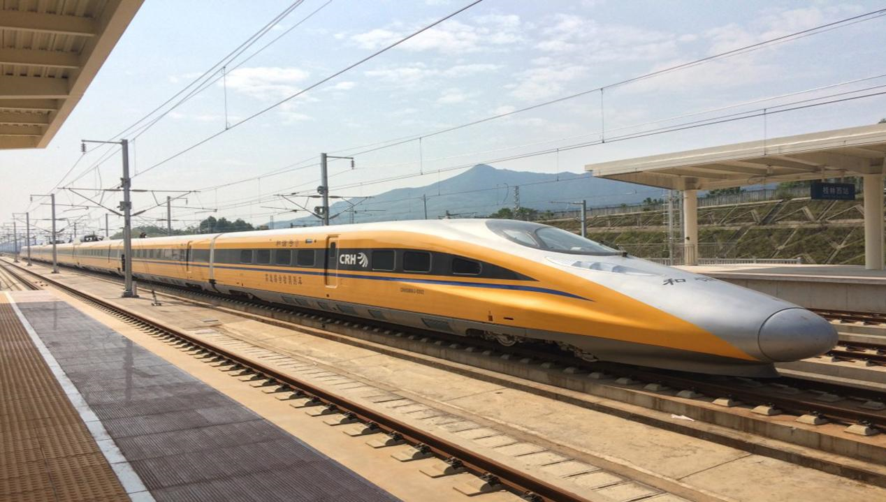 当这辆列车在轨道上行驶的时候,车子上的先进仪器就