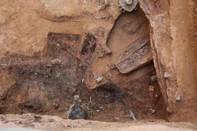 权杖和金牌饰(右下角)出土状况