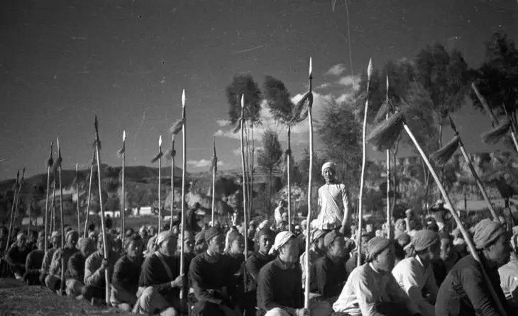 清一色装备红缨枪的民兵