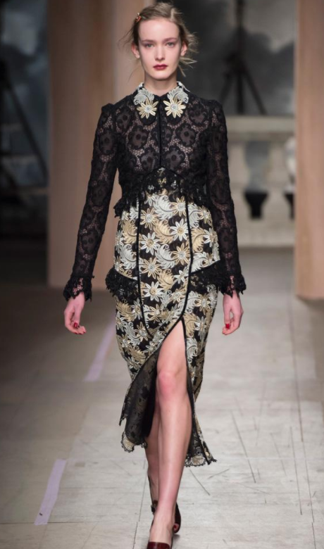 时装秀:秀场上美女模特妆扮时尚,让人一见倾心