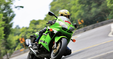 毫无电控的年代,纯机械猛兽,03年款末代川崎zx-9r