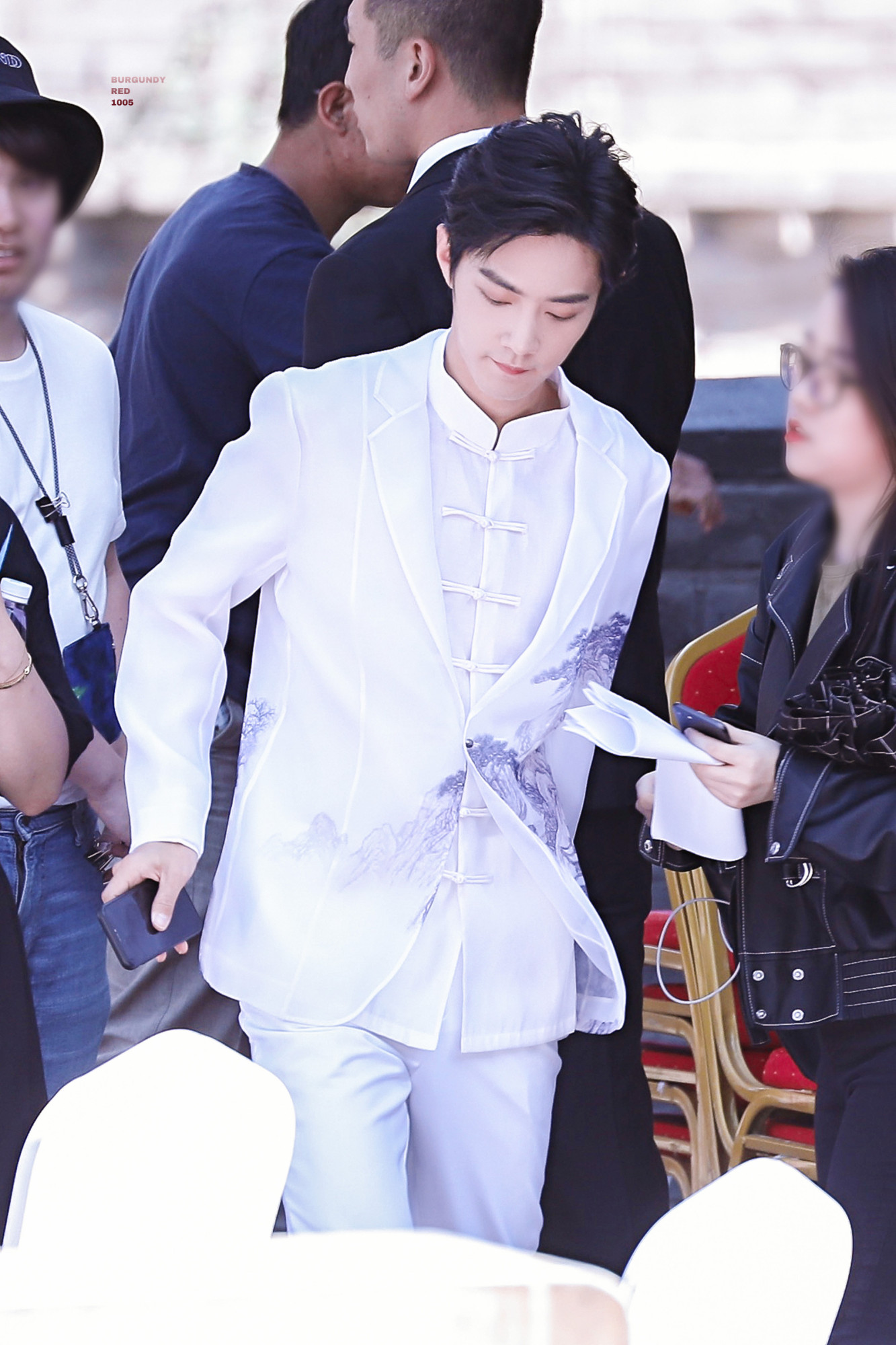 王一博和肖战,身高只差3cm,双双挑战唐装造型,到底谁更有范?