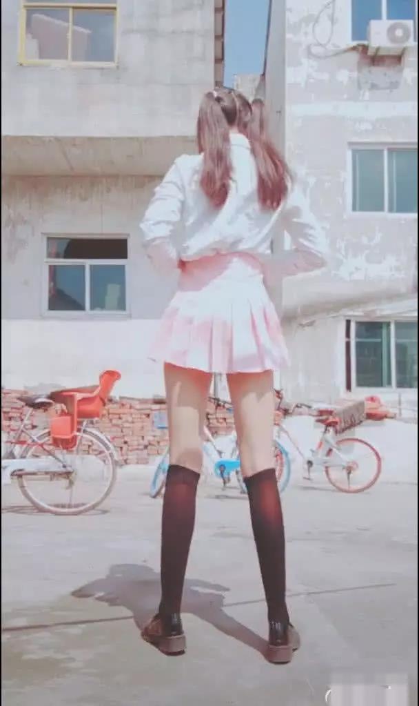 女装大佬穿短裙跳舞,房子竟当起了"伴舞,网友:开多少特效!