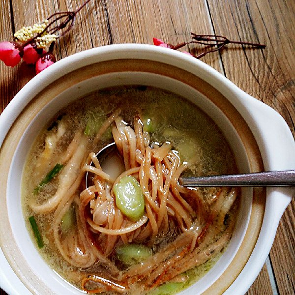 茶馓多是干吃,也可拌凉菜食用,吃法新颖,口感酥脆.