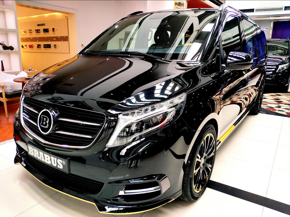 动感的车身线条外加亮泽的绅士黑色喷漆以及全新换装的巴博斯铝合金