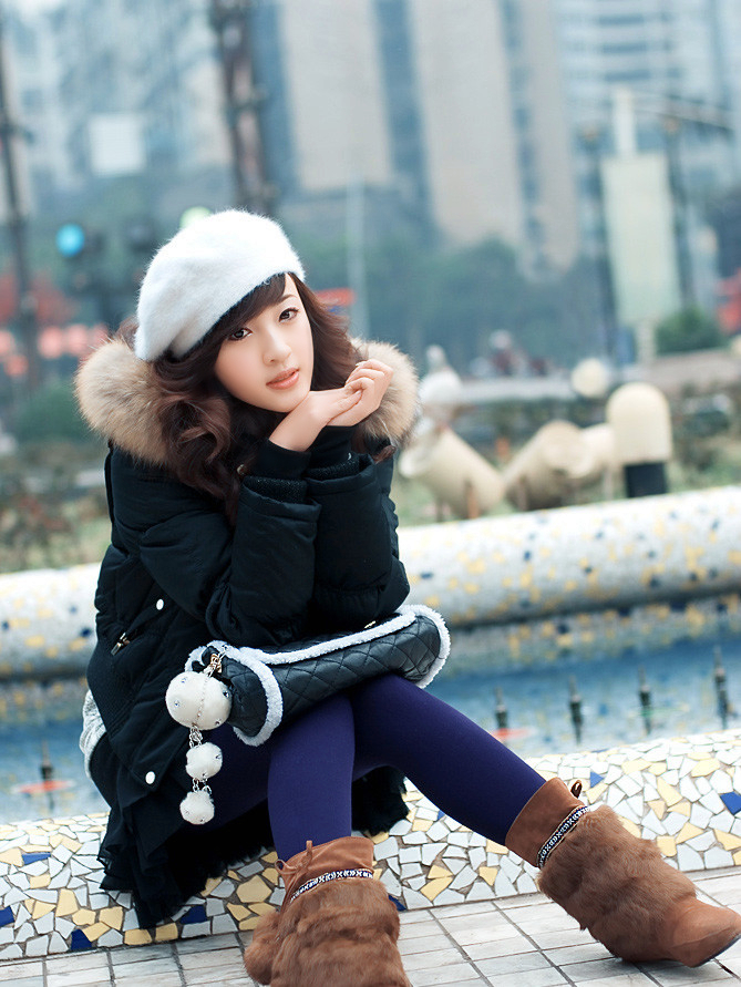 一个在冬日美景下的青涩可爱北方女孩