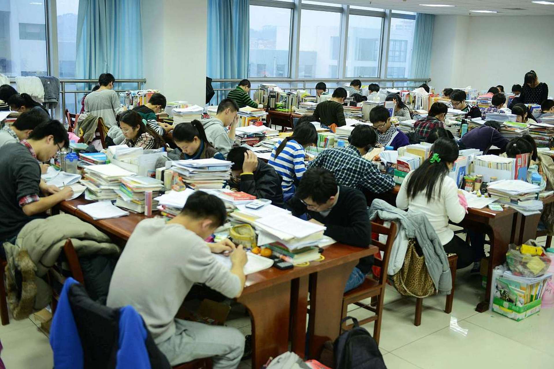 公务员考试弃考率高,是一直存在的现象.