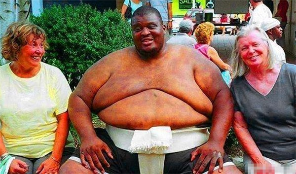 世界第一黑人相扑王年薪千万体重400公斤!网友:老婆咋挺住的?
