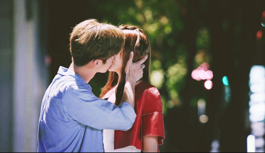 鹿晗关晓彤甜蜜亲吻34秒!关晓彤像僵尸?