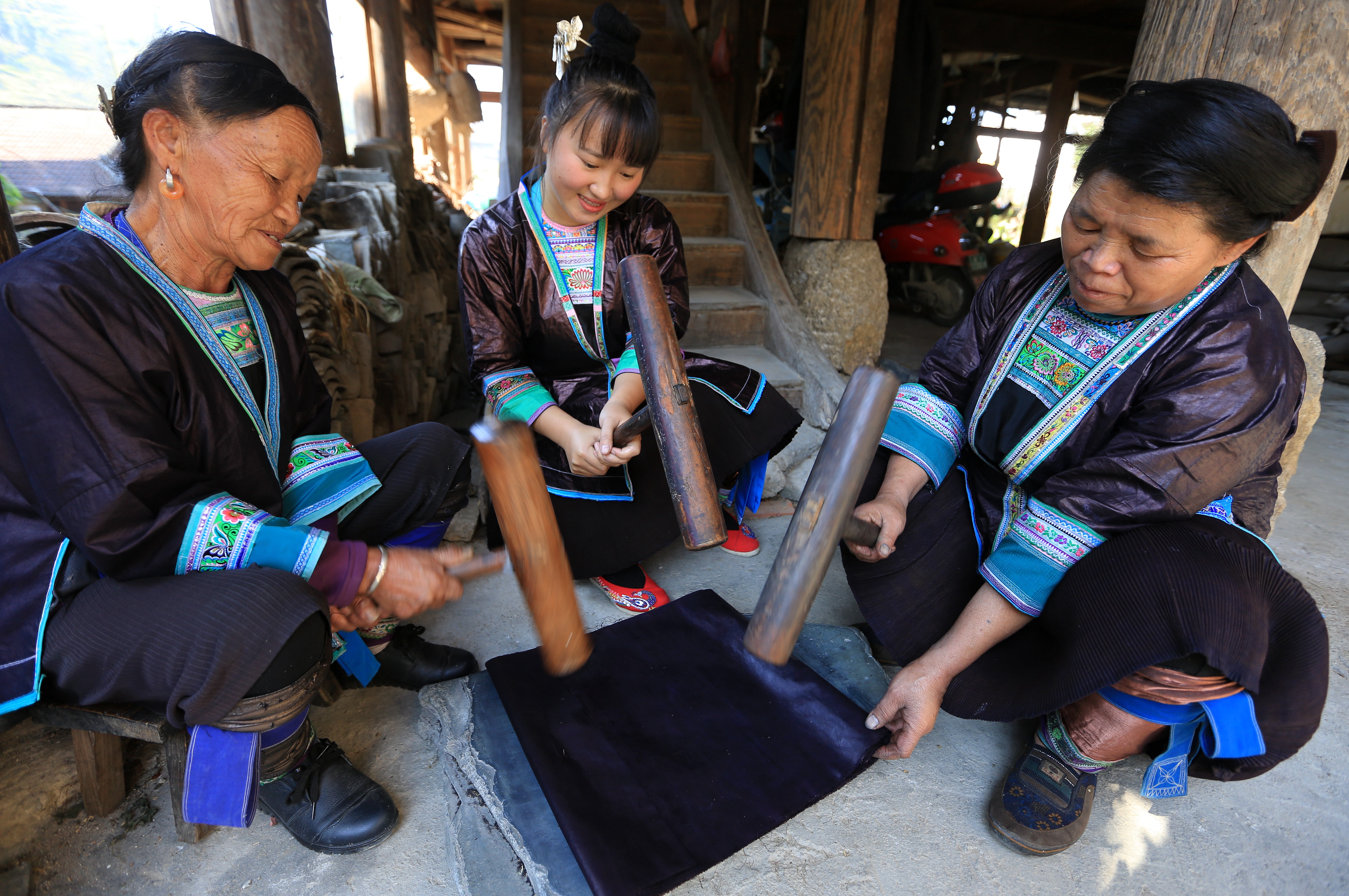 探访广西融水苗族亮布制作工艺(8)
