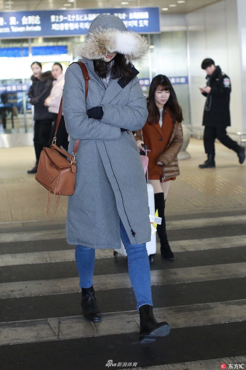 退役后的惠若琪现身机场 戴眼镜素颜尽显老态