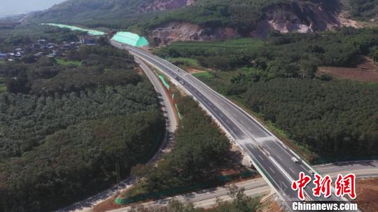 云南出境公路临清高速孟定国门段建成试通车