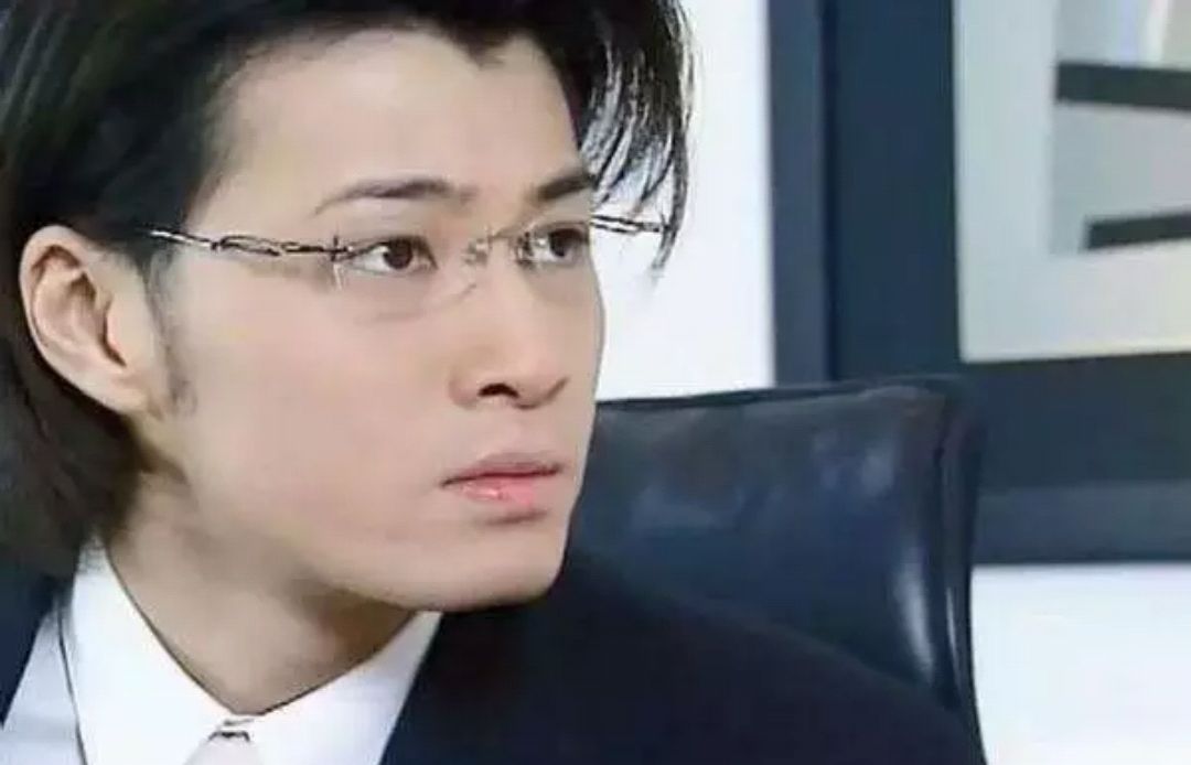 还记得当年《海豚湾恋人》中的"小瓶盖"易天边吗