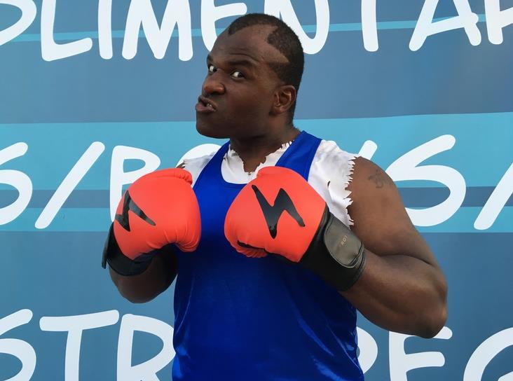 街头霸王cos,网友:这个拜森的表情很嚣张!看我用春丽秒杀他!