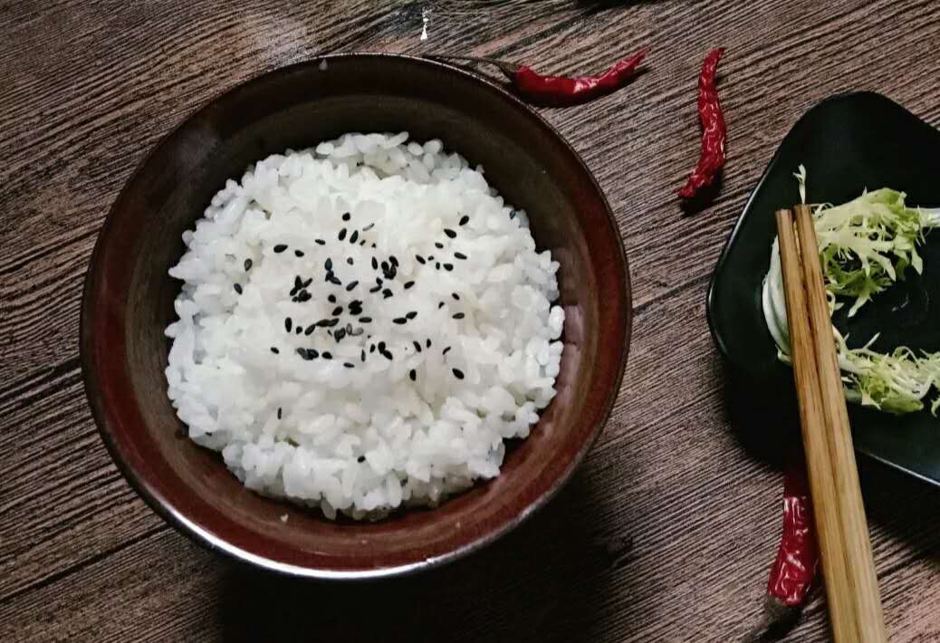【午餐】米饭150克, 米饭主要含量碳水化合物,其饱腹感强,但是不能多
