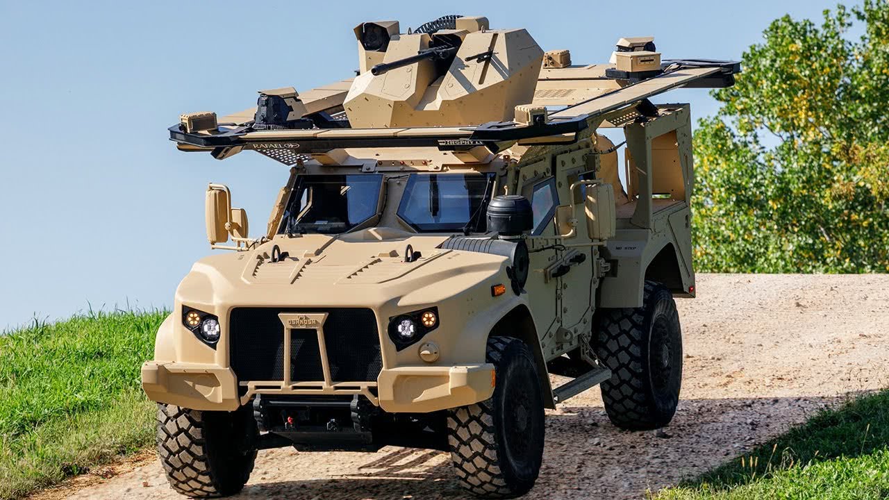 美军新型jltv高机动车出事故了,车身歪倒,发动机盖板飞脱