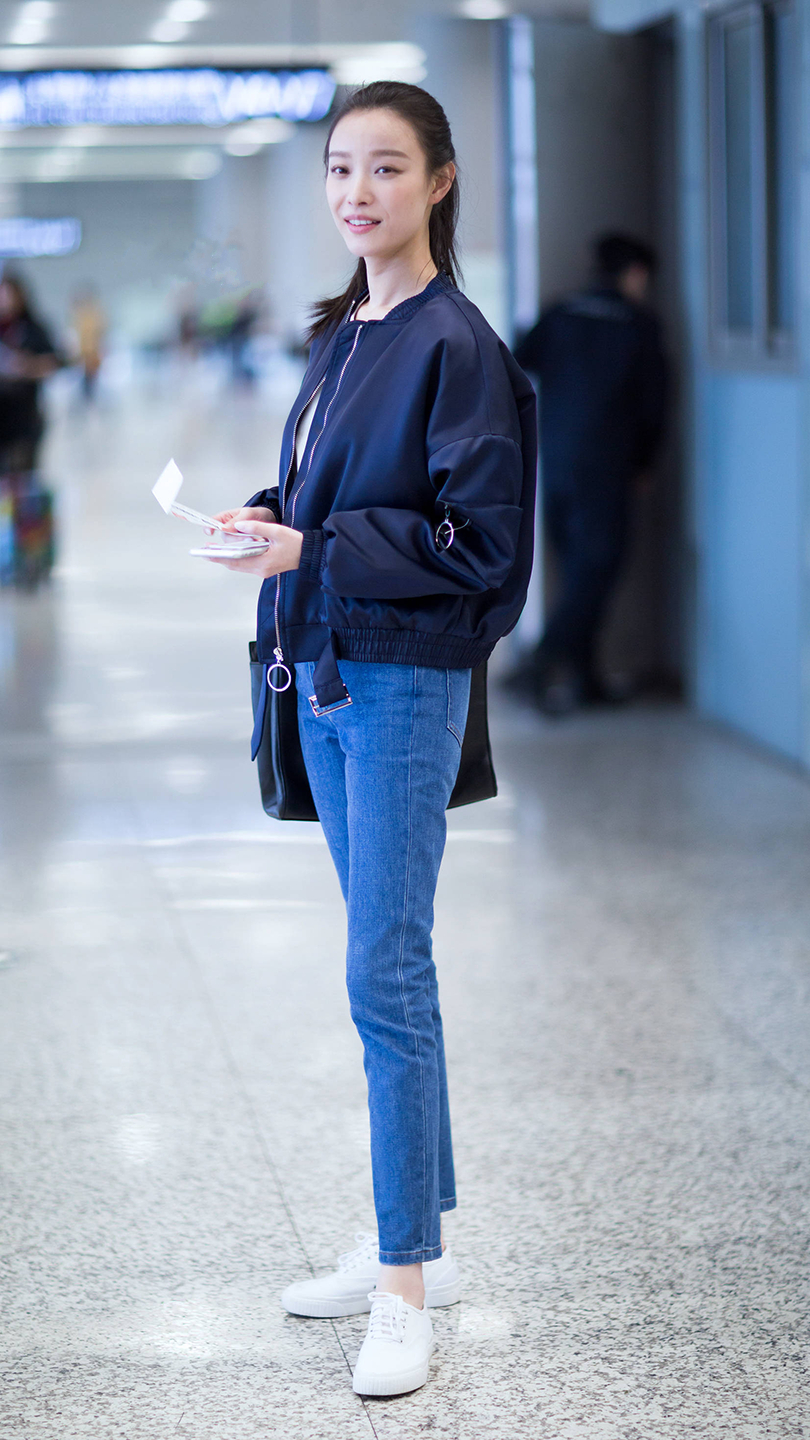 倪妮素颜美呆了,时尚穿搭你喜欢的样子她都有,网友:哪像31岁