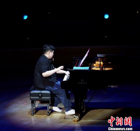 自闭症"钢琴小神童"演绎"音乐与梦想"