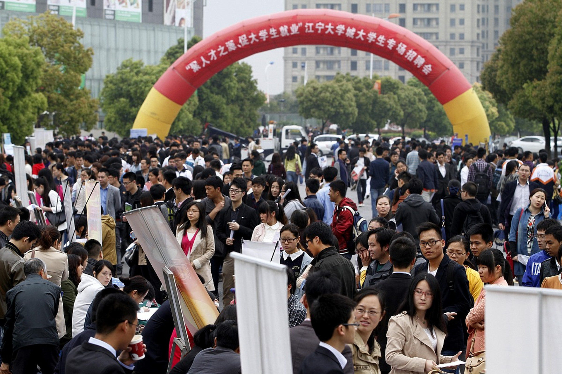 大学生就业难,除了社会大环境因素,大学生自己本身可以拿得出手的东西