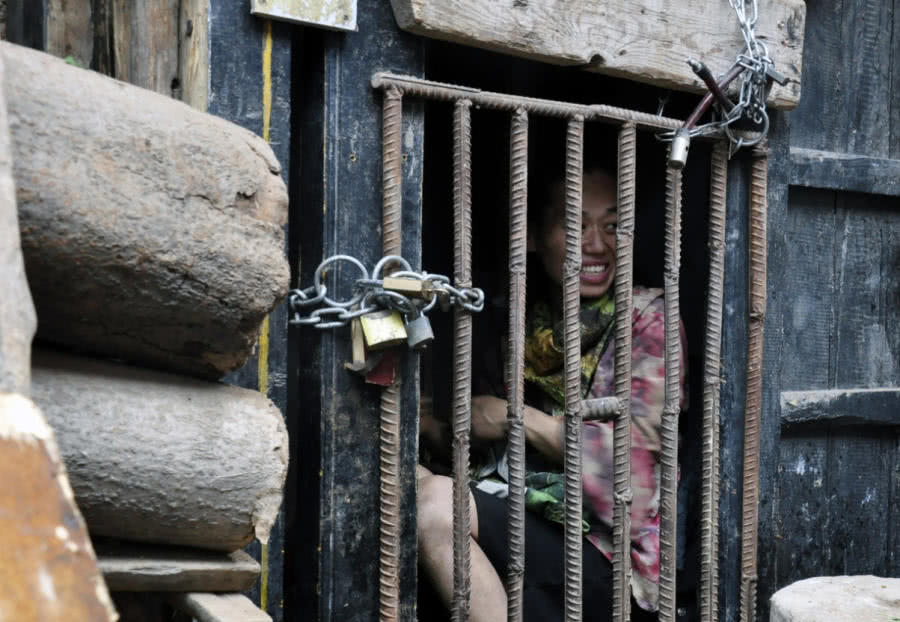 女子被母亲残忍圈养了十年之久,还用铁链拴住,村里人见到就躲!