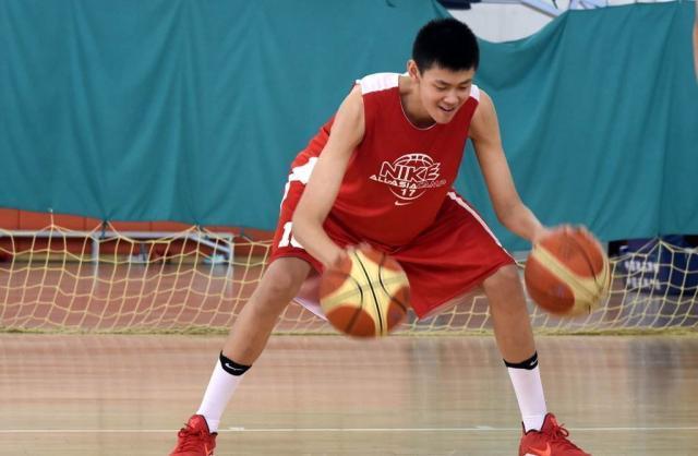 李楠儿子苦练篮球!17岁身高2米1,天赋超强希望为男篮效力!