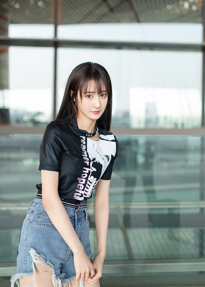 马泽涵启程巴黎时装周 机场造型尽显少女潮酷感