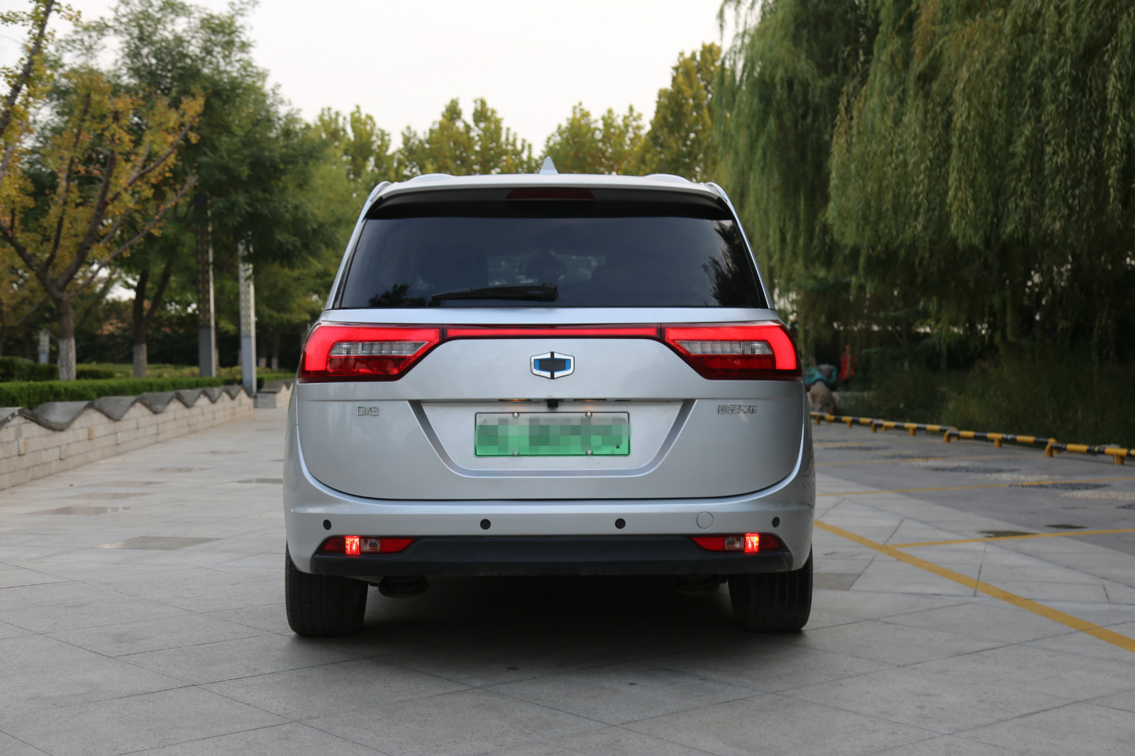 最喜欢尾部的两侧大灯,采用一体式设计,造型也时尚.