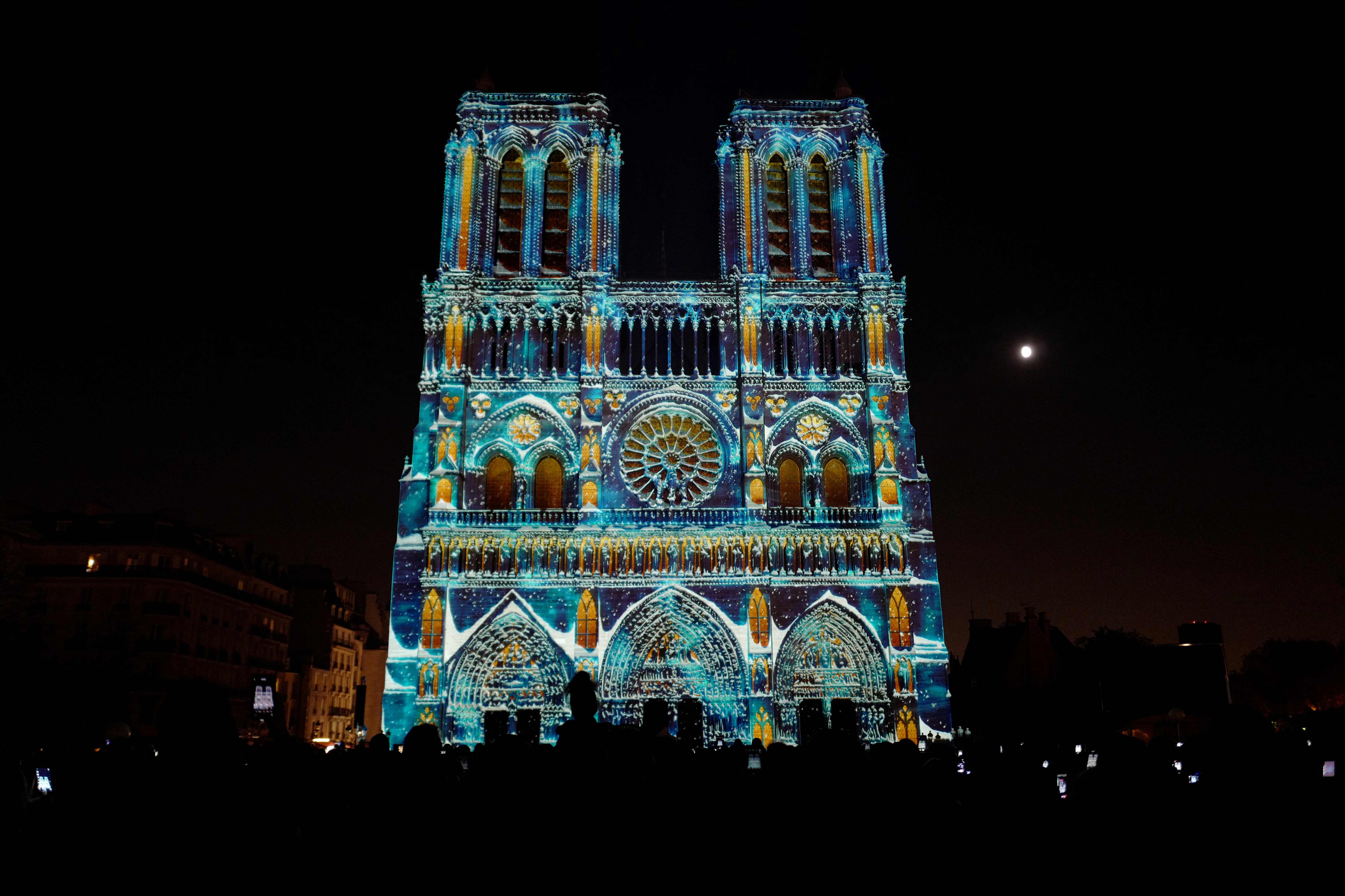 巴黎圣母院举办灯光秀
