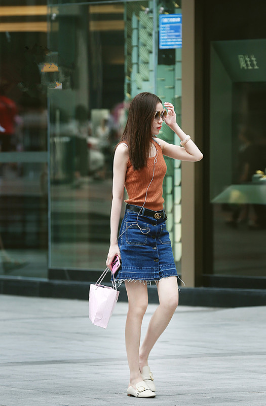 小姐姐吊带搭配牛仔短裙,彰显优雅迷人的气质,十分养眼!