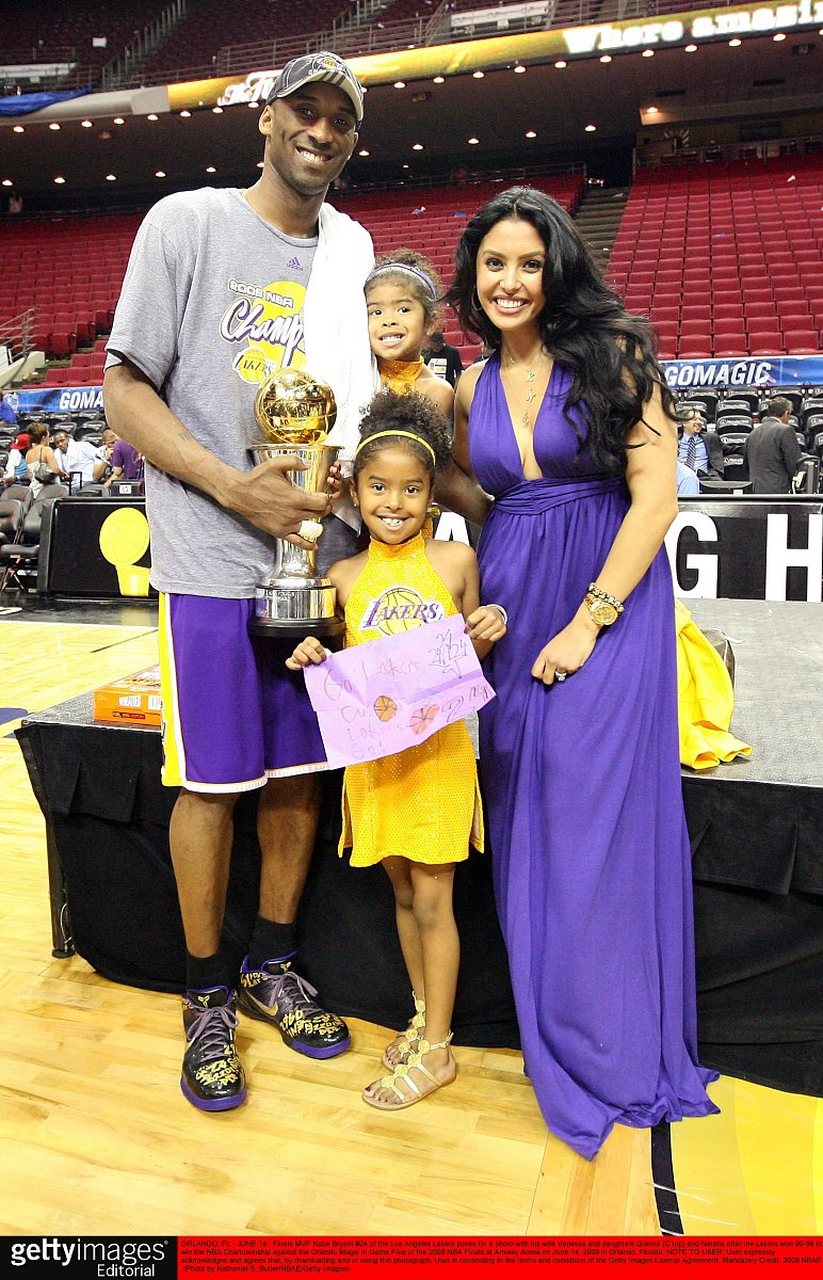 科比妻子瓦妮莎的身材走样很严重,据说是内分泌失调导致,留下来的人