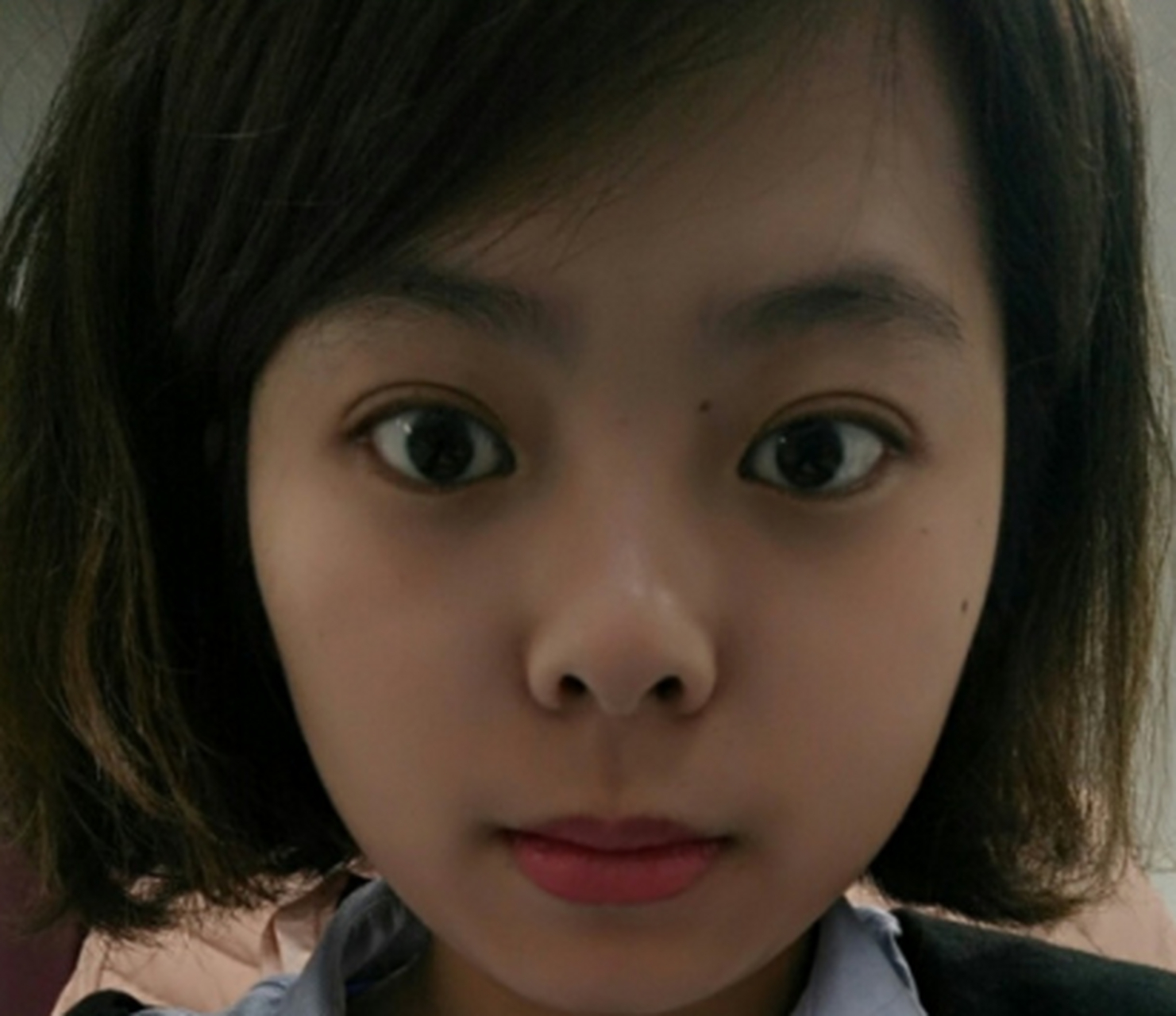 面相鼻孔通天,财向外漏,花钱难节制,眼大但眼神惊恐状,性格豪爽直接