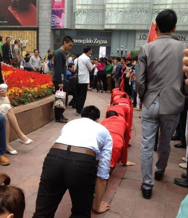 只因未完成年底业绩,公司所有女员工被罚上街跪地爬行