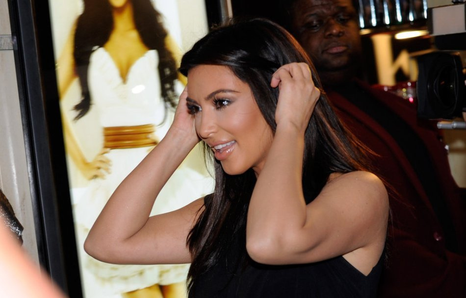 拉斯维加斯,金-卡戴珊身穿黑色深v裙装出席活动笑容甜美