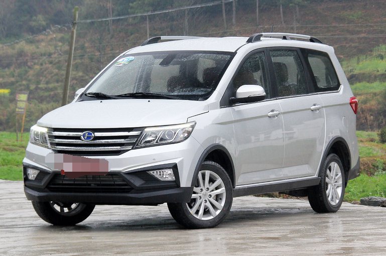 这款北汽昌河m70,给人一种圆润的感觉,同时造型设计的也很帅气