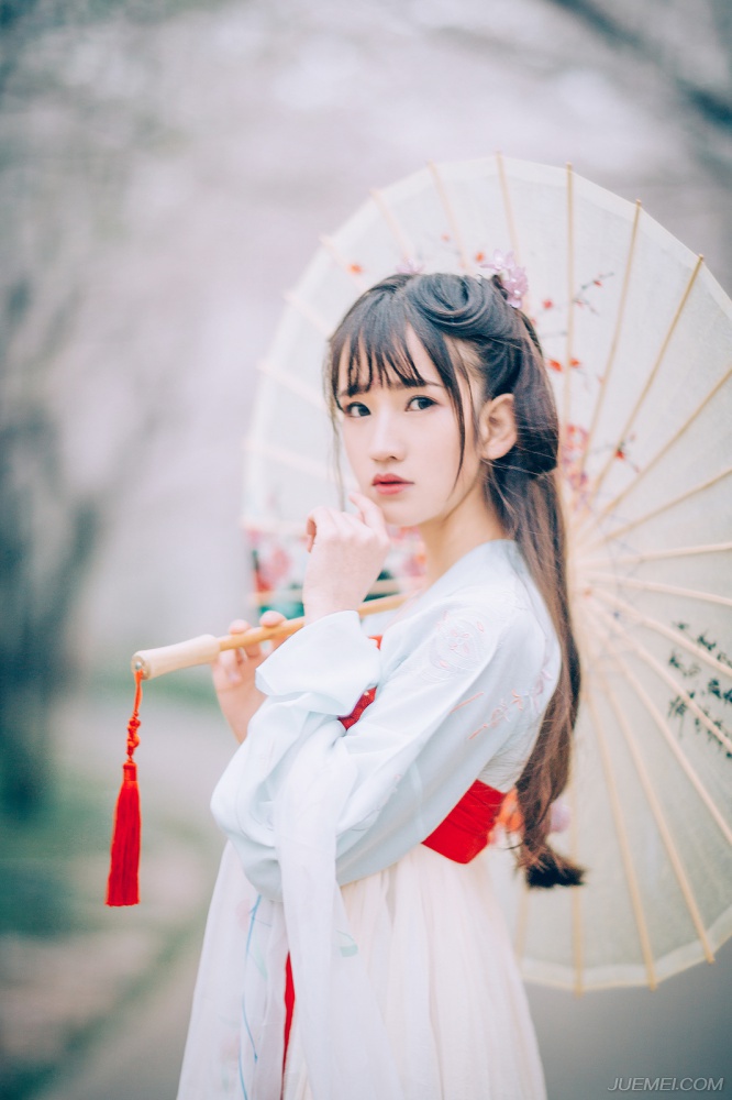 樱花树下唯美的古风少女