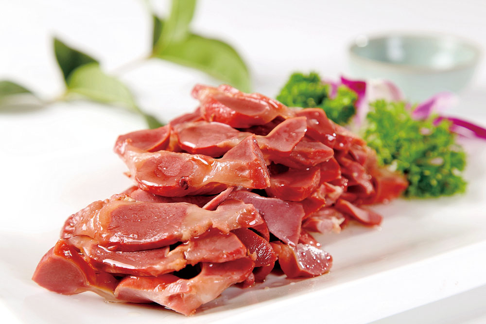 鸡胗也可以凉拌?淋入酱汁撒上香菜,爽口开胃,当下酒菜也不错!