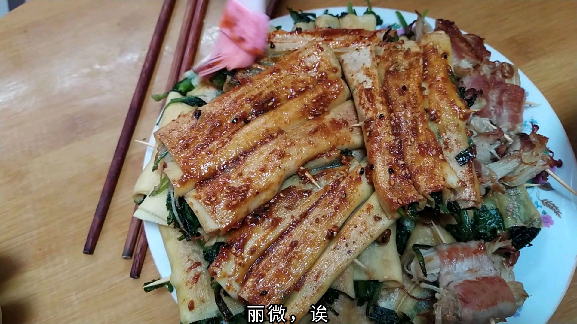 农村妹用平底锅煎菜串,配上炸鱼喝起啤酒!真是舒坦