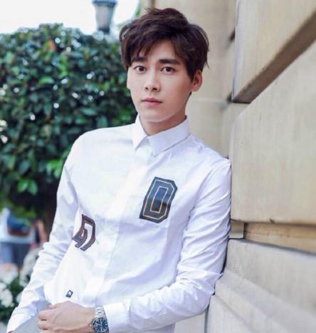 李易峰曝出自己的豪宅,平时很喜欢买鞋子,家里墙上都做满鞋柜