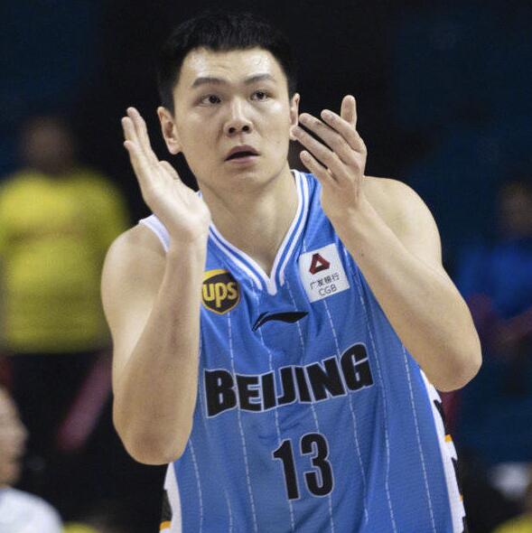 是传还是投?朱彦西三分线外传球直接扔进篮筐 操作太6自己都笑了