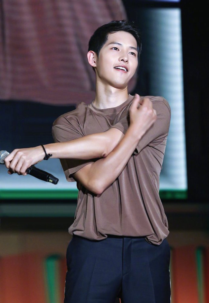 同样都是换了小卷毛发型,宋仲基被吐槽,赵丽颖却美上了热搜!