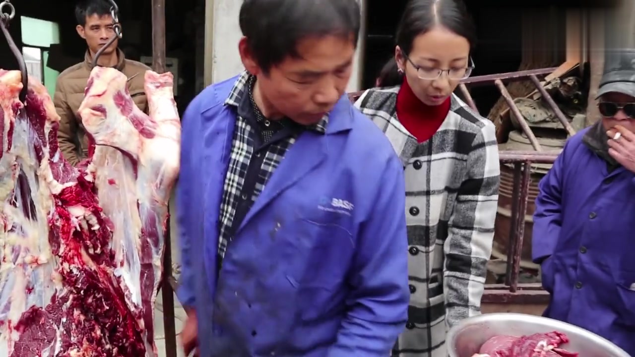 快过年了,村里杀了头老黄牛,买点牛肉回来熏腊牛肉