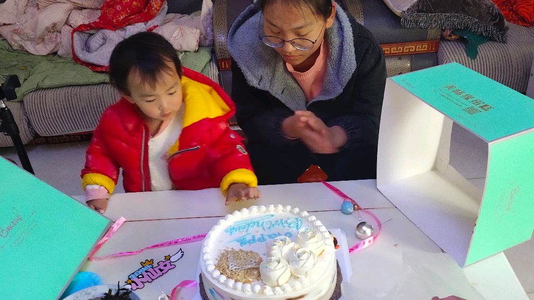 农民妹子过生日,哥哥特意从城里买蛋糕回去,小宝贝吃得满身都是