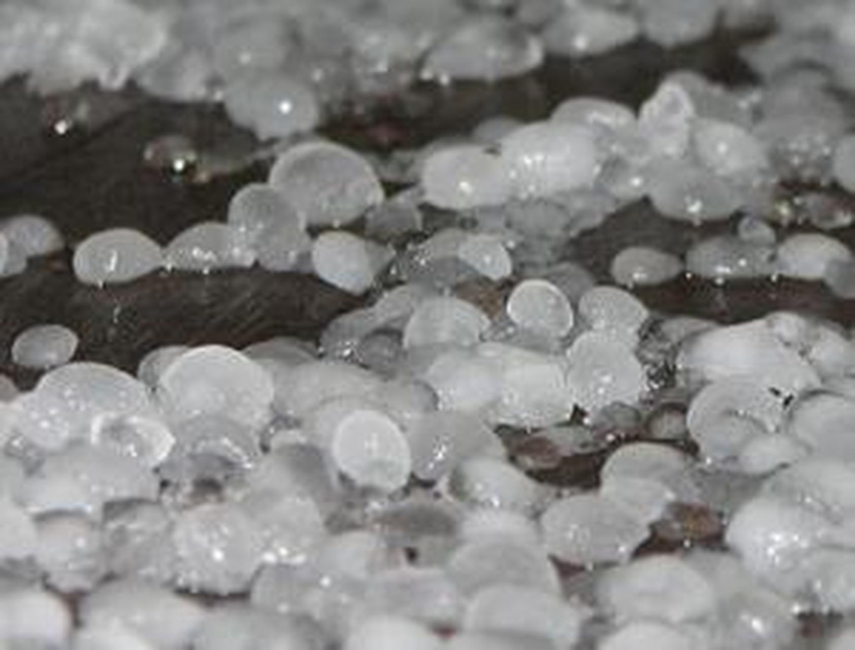 为了防止食盐的潮解一般可将食盐放在锅中干炒.